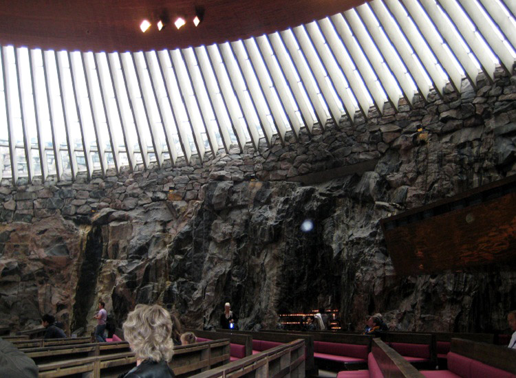 Внутреннее пространство церкви в скале