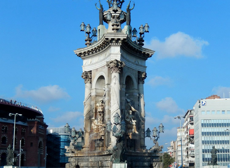 Фонтан на площади Испании