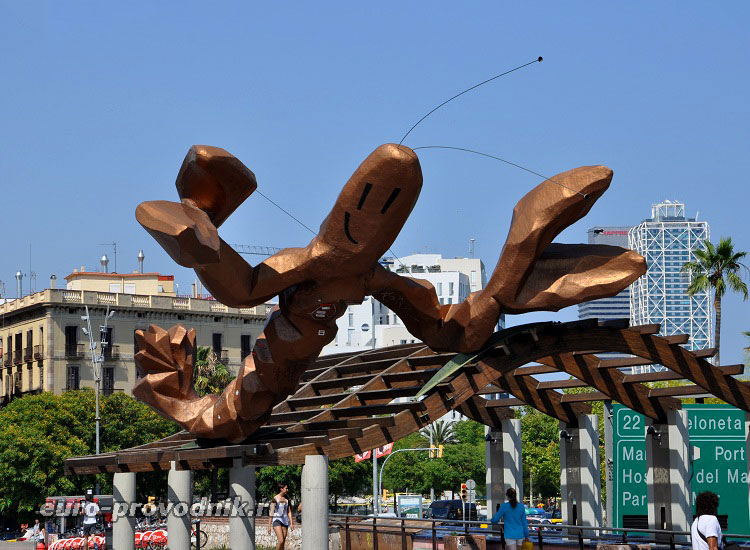 Улыбающийся лангуст на набережной Барселоны