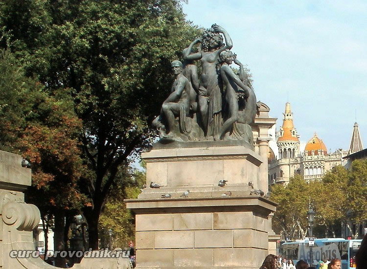 Скульптуры на площади Каталонии