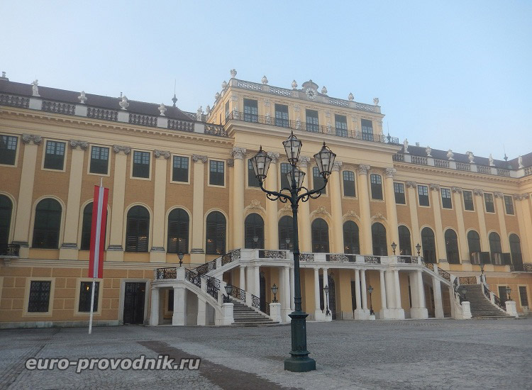 Центральный вход во дворец