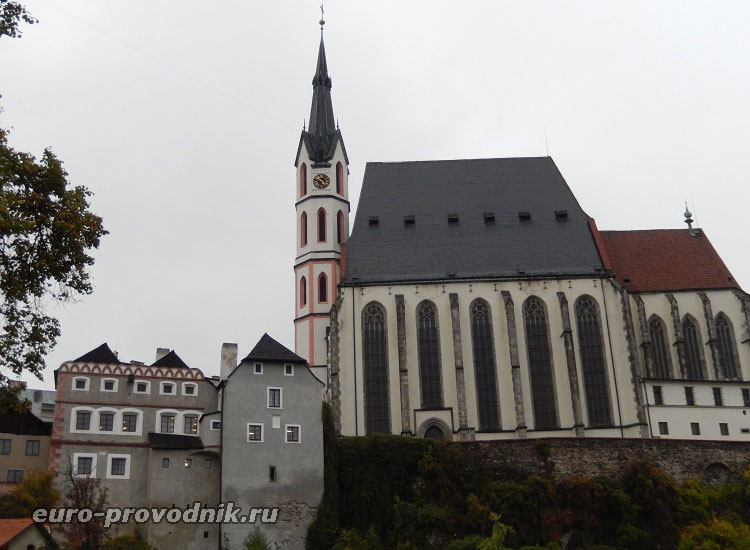 Вид на костел святого Вита со стороны Влтавы