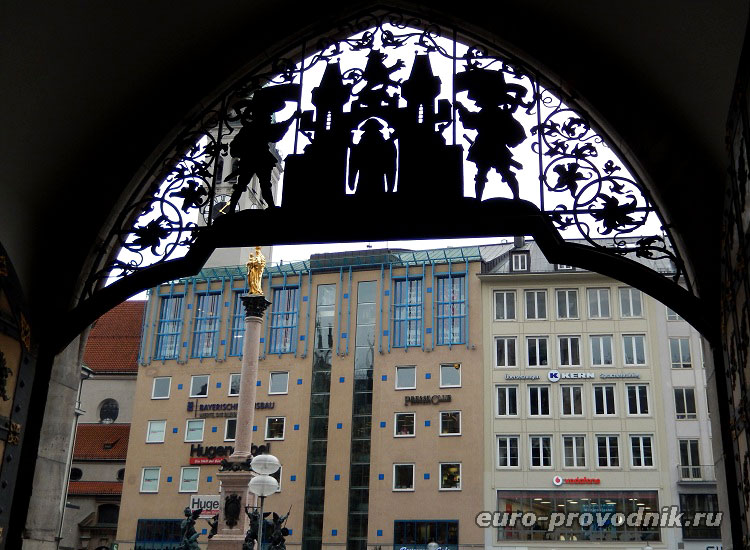 Вид на Мариенплац из-под арки Новой ратуши