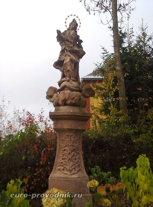 Скульптуры в замковом саду