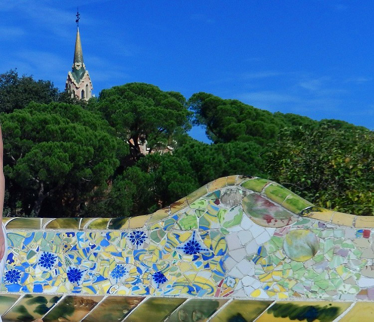 Парк Гуэль. Фрагмент скамьи и башня музея Гауди