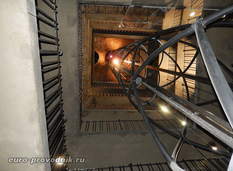 Лифт и лестница в башне