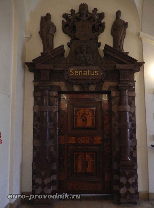 Двери, ведущие в зал ратуши