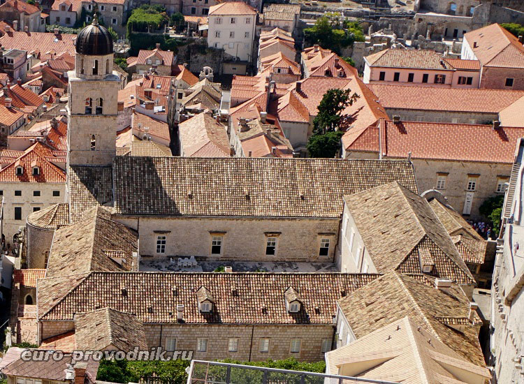 Вид на францисканский монастырь с городской стены